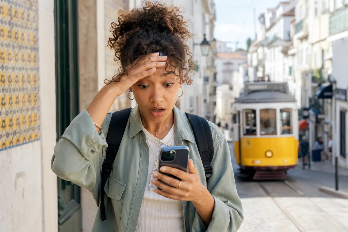 Étudiant stressé par des frais de hors forfait mobile à Lisbonne