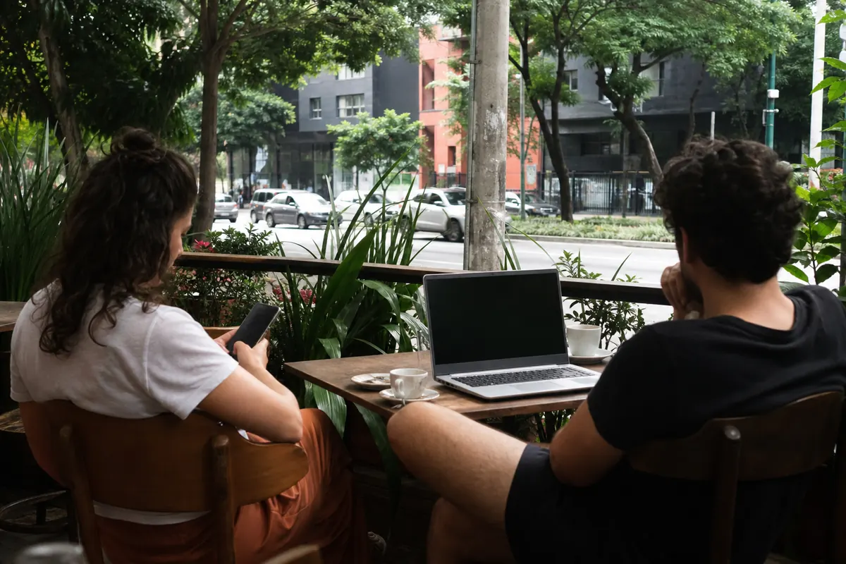 Voyageur connecté commandant un VTC sur son smartphone à São Paulo